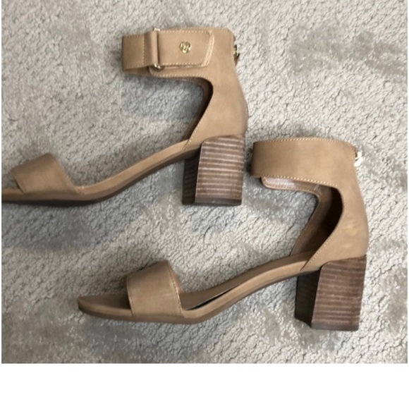 Tommy Hilfiger back zip stacked heels - Picture 3 of 6